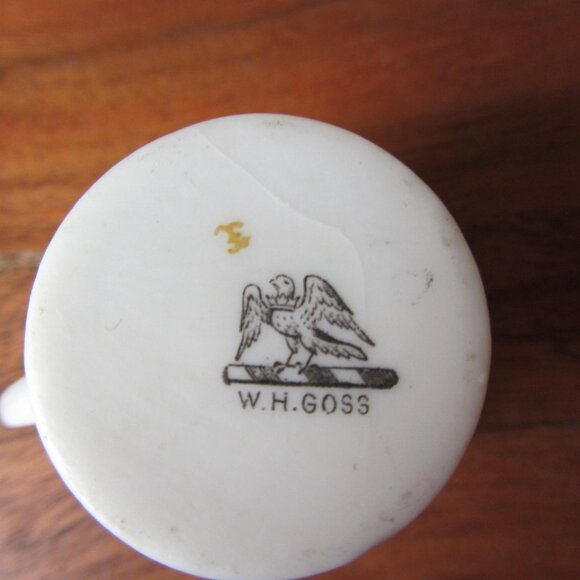 W.H. Goss crested heraldry china vintage Malmesbury (GC064 Grace) - Picture 8 of 9